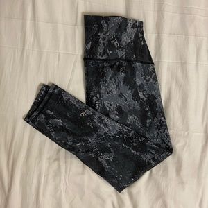 Snake print cropped Alo leggings